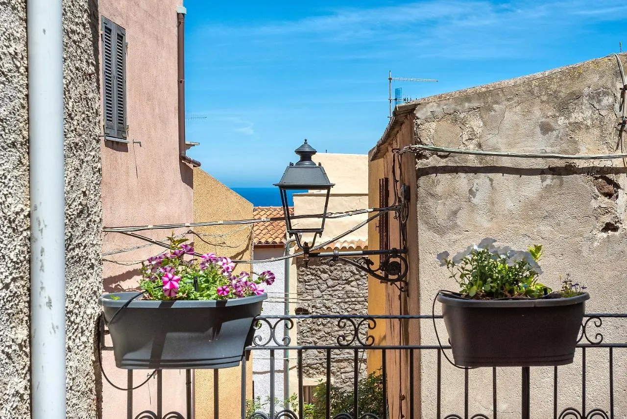 Appartamento Esclusiva Dimora Storica nel cuore del Borgo Medievale---- Exclusive Historical House inside the Medieval Village Castelsardo Italia